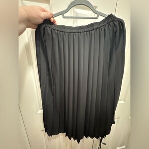 Never worn black Uniqlo pleated midi skirt